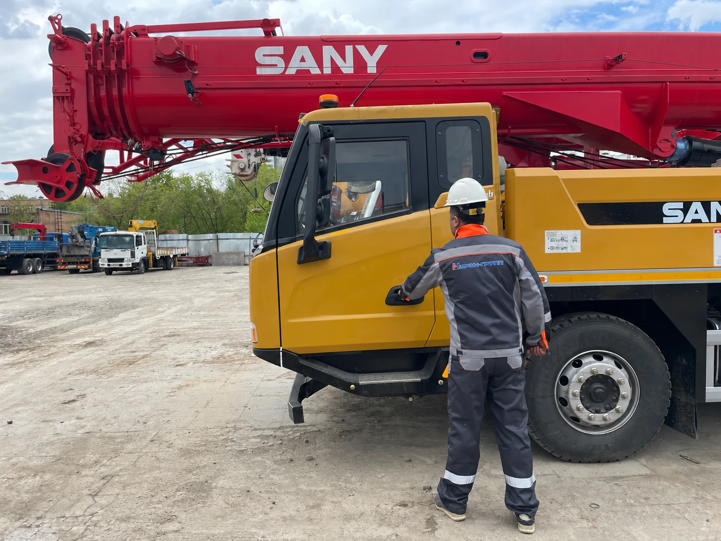Сотрудник КРАН-ГРУПП у автокрана SANY